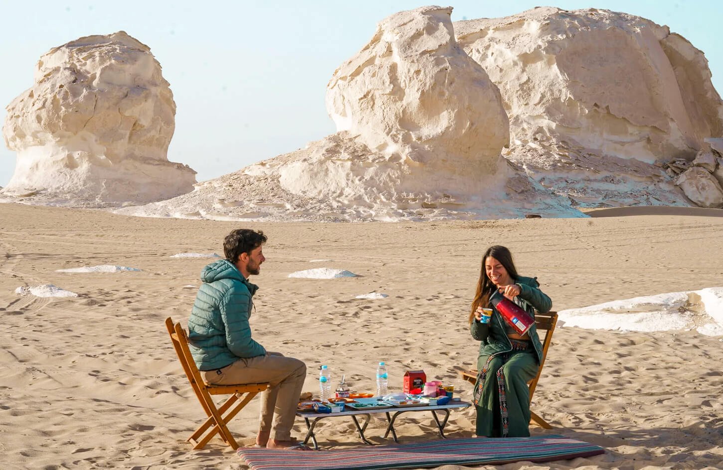 Imagem Maravilhosa De Um Casal Aproveitando O Cafe Da Manha No Oasis De Bahariya