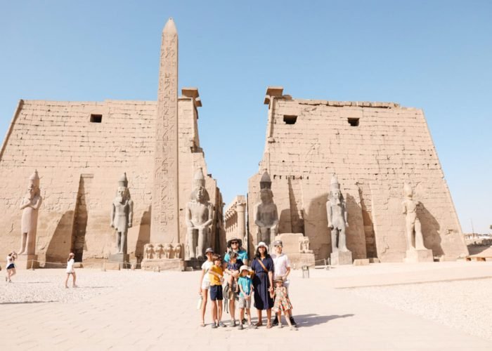 Uma Foto Maravilhosa De Uma Familia Em Frente Ao Templo De Luxor