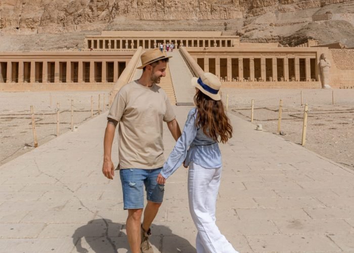 Uma Foto Maravilhosa Do Casal Em Frente Ao Templo De Hatshepsut