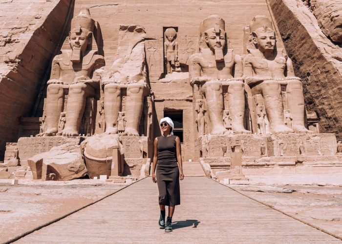 Uma Imagem Maravilhosa De Uma Mulher Em Frente Ao Templo De Abu Simbel