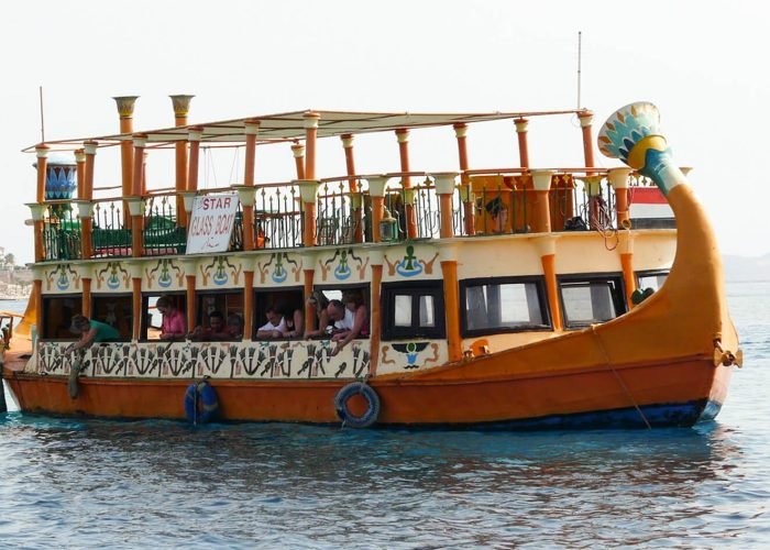 Otima Imagem De Um Barco Com Fundo De Vidro Em Sharm El Sheikh