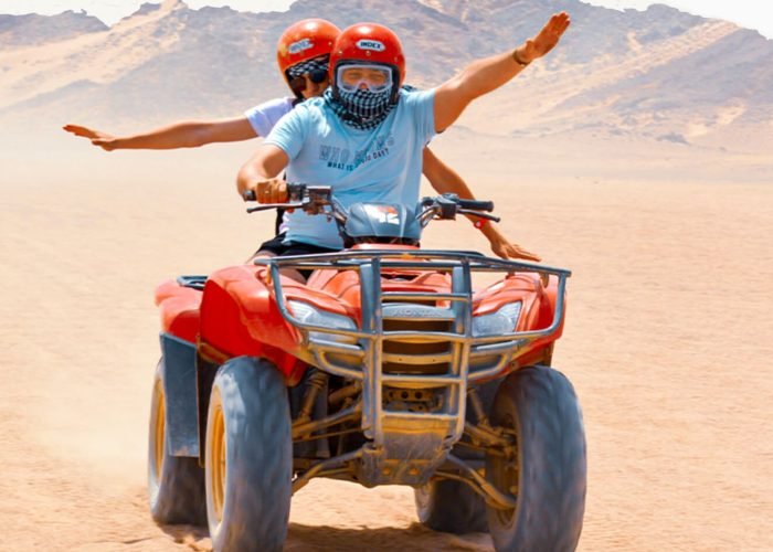 Uma Imagem Maravilhosa De Duas Pessoas Andando De Quadriciclo Em Um Dos Passeios De Safari Em Hurghada