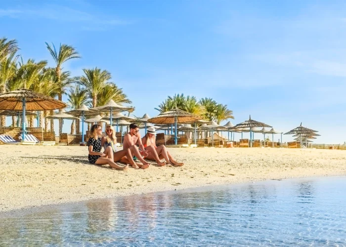 Uma Imagem Muito Bonita De Um Grupo De Turistas Na Praia Em Port Ghalib
